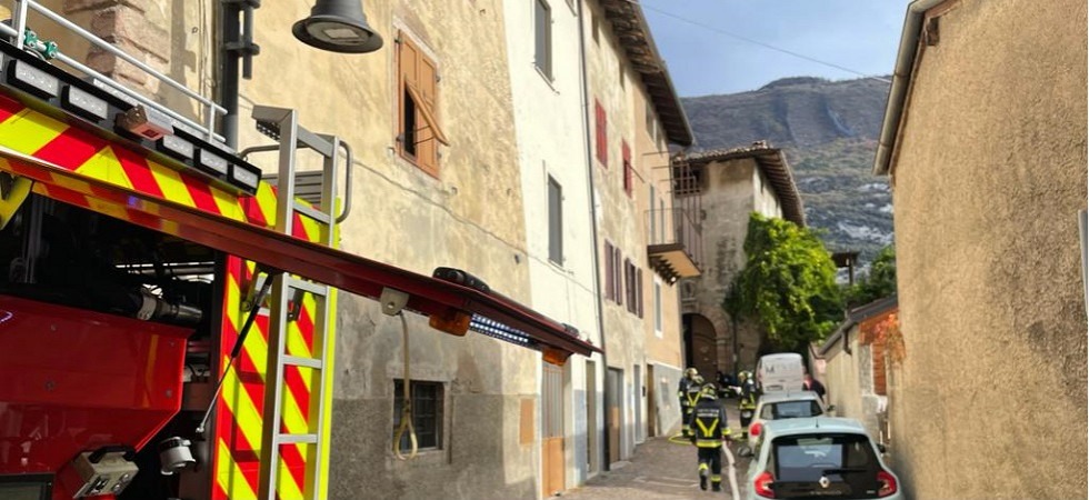 Allarme incendio in un'abitazione, vigili del fuoco in azione con diverse unità e mezzi